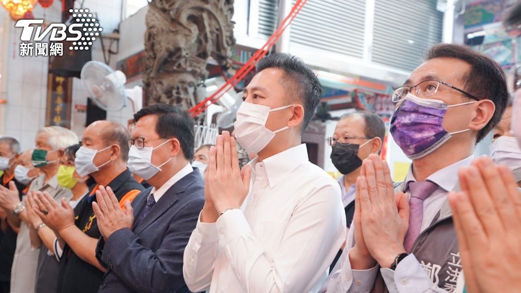 林智堅、鄭文燦今一同到桃園龍潭龍元宮參拜祈福。(圖/林智堅競選團隊提供)
