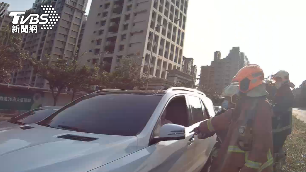警消獲報到場搶救。（圖／TVBS）