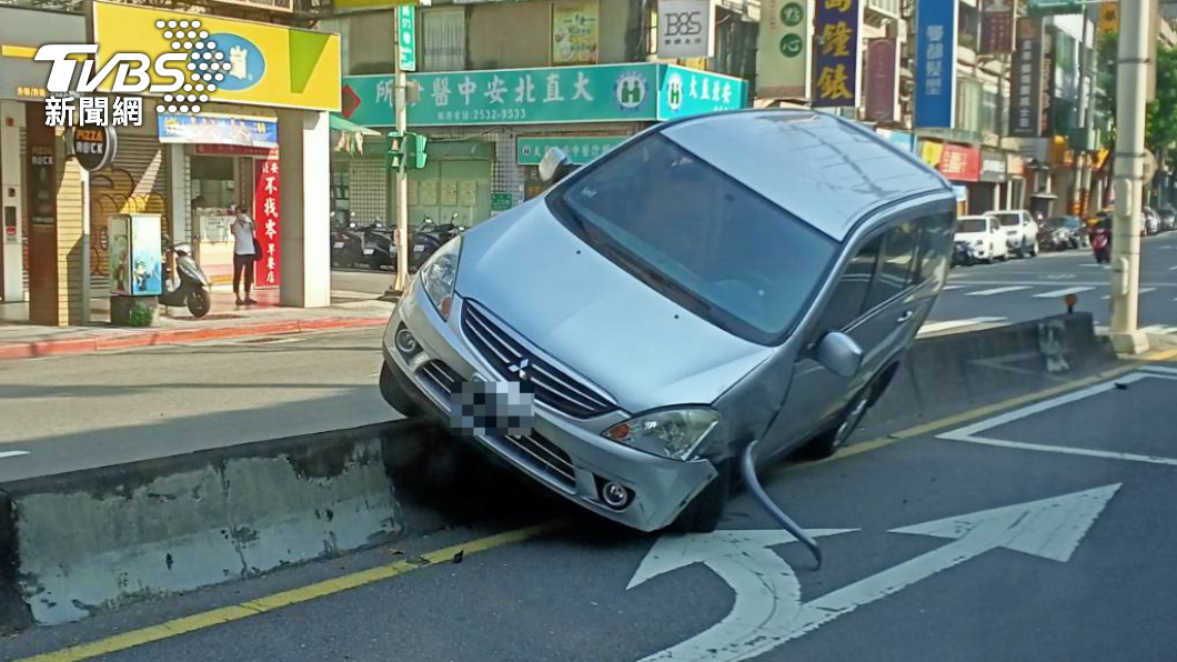 趕上班?男開休旅車硬上中央分隔島 見警稱「血糖太低」