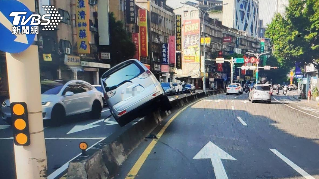 駕駛逆向衝上分隔島．頭部擦傷。（圖／TVBS）