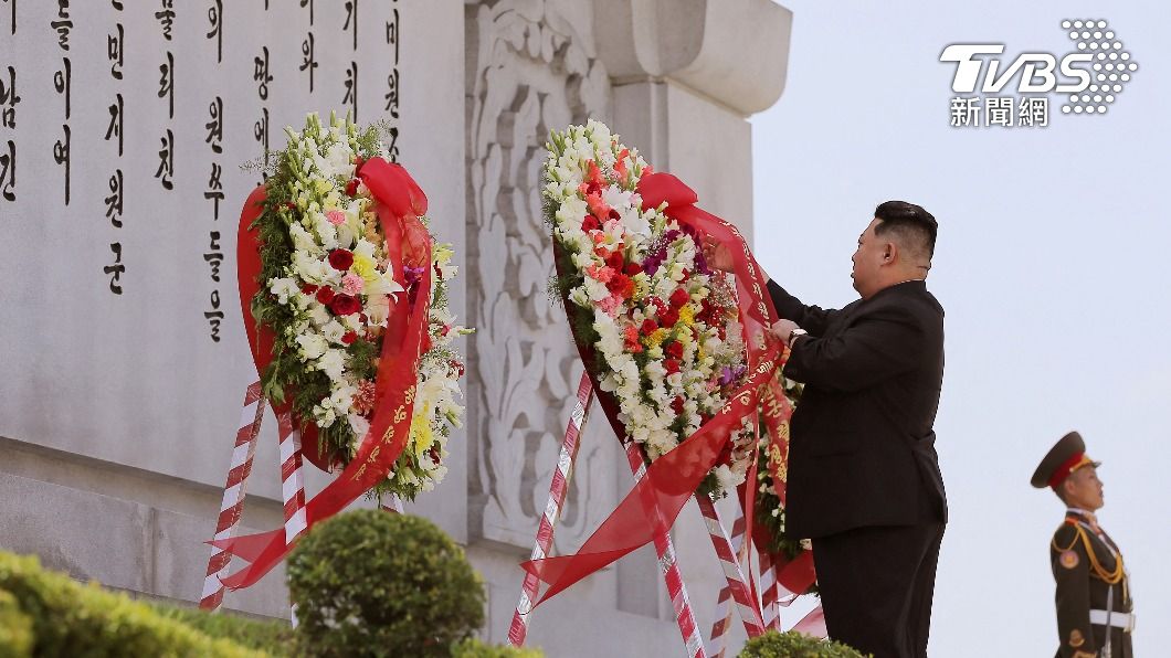 金正恩參謁朝中友誼塔獻花。（圖／達志影像路透社）