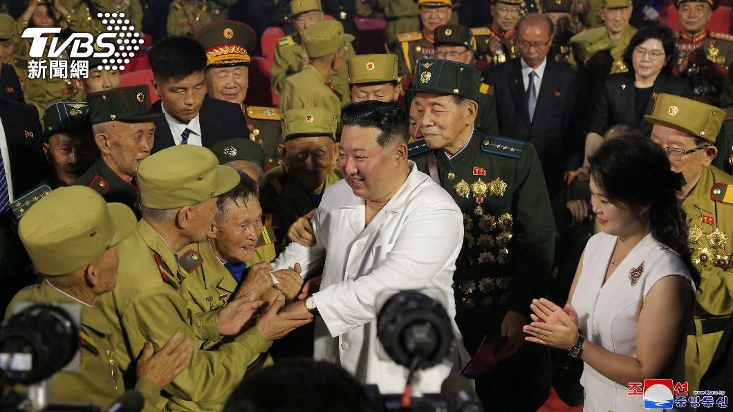 金正恩與老兵們的聚會沒有一人戴上口罩。（圖／達志影像路透社）