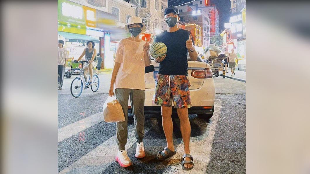 鄧超手捧西瓜與妻子合照。（圖／翻攝自微博）