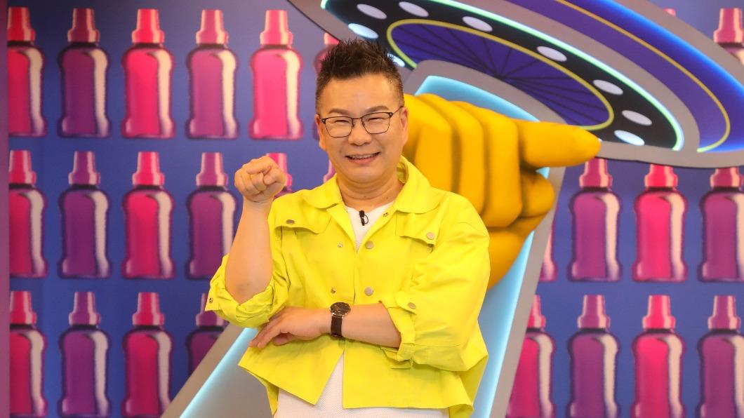 沈玉琳身穿亮黃色襯衫,比出招牌手勢。(圖/東森提供)