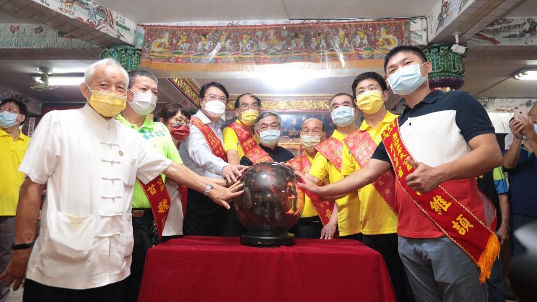 林右昌與輪值主普的黃姓宗親會等人共同按鈕，啟動薪火相傳永續斗燈座。（圖／基隆市政府）