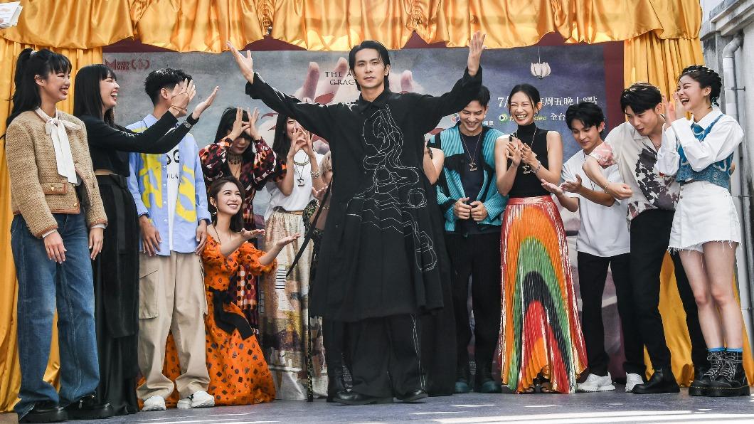 眾演員模仿劇中情節,膜拜飾演教主的姚淳耀(中)。(圖/絡思本娛樂製作)