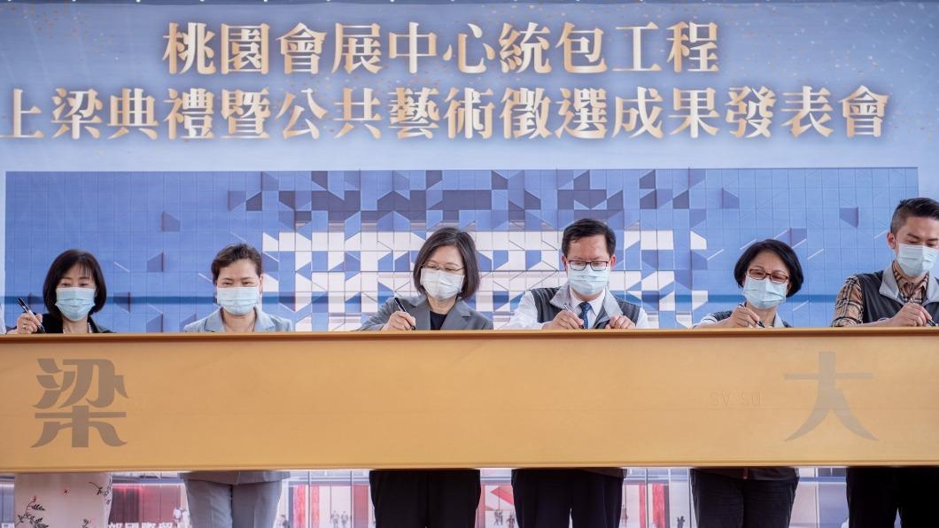 蔡英文與鄭文燦一同參加會展中心上梁典禮。(圖/翻攝自鄭文燦臉書)