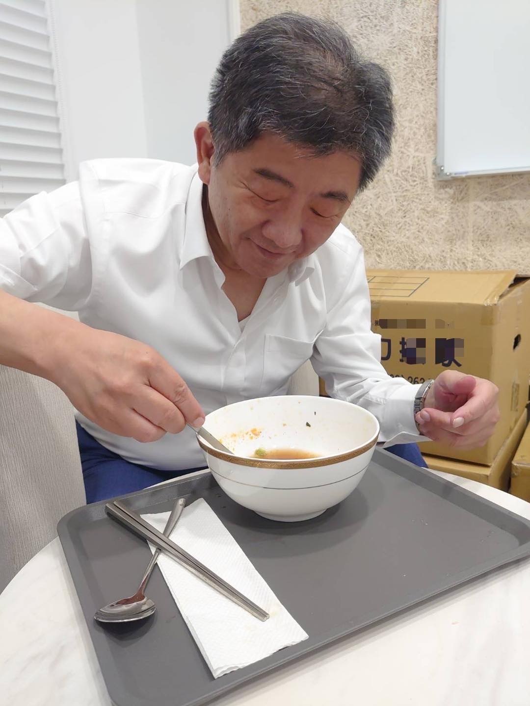陳時中吃泡麵照引發網友質疑作秀。（圖／翻攝自莊瑞雄臉書）