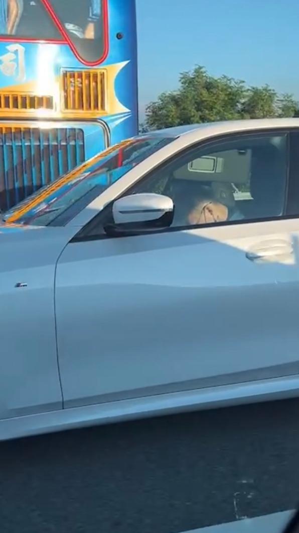 男子被民眾發現,邊開車邊睡覺。