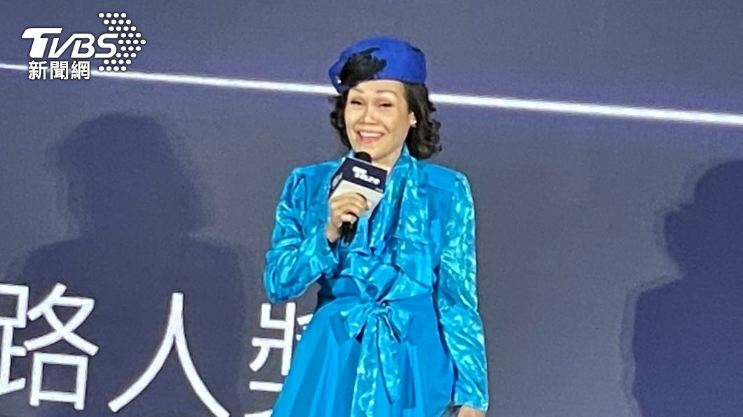 陳艾美身穿一襲藍色洋裝登場。(圖/王翊綺攝)