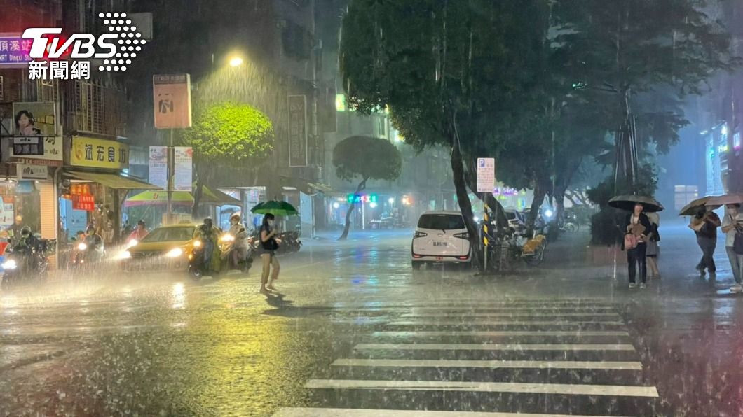 才解除大雨特報!雙北「雷雨彈狂轟」低壓帶發威影響週末