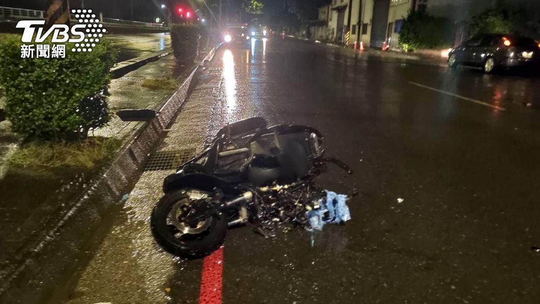 情侶機車雙載跨越雙黃線 對撞小貨車重傷殞命