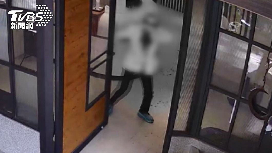 鍾男再度開門查看時,白袍已被鮮血染紅。(圖/TVBS)