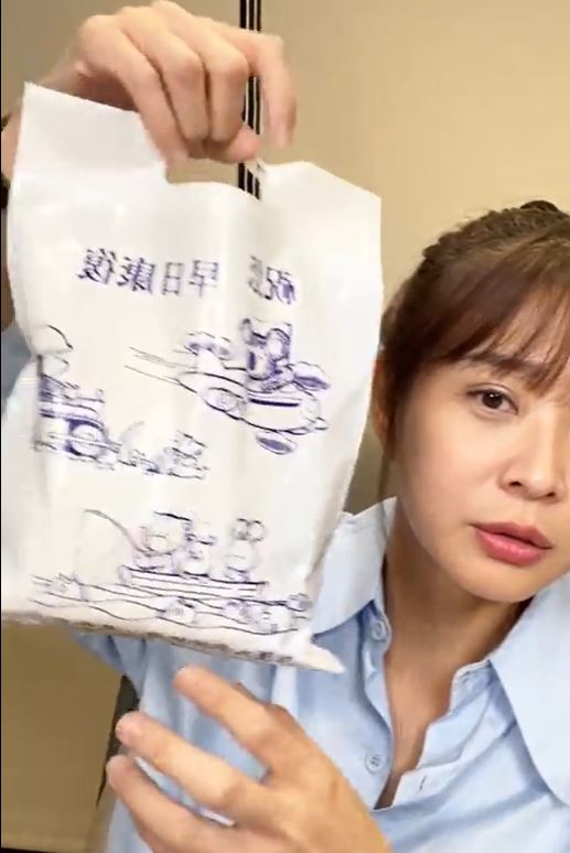 李燕曬出藥袋。(圖/翻攝自李小燕正面思考團臉書)