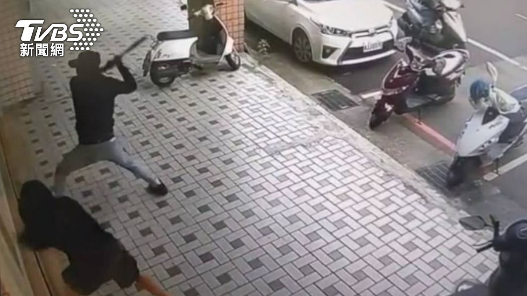 有竹聯幫背景的謝男日前幫友出氣，持棍棒砸毀診所玻璃。（圖／TVBS）