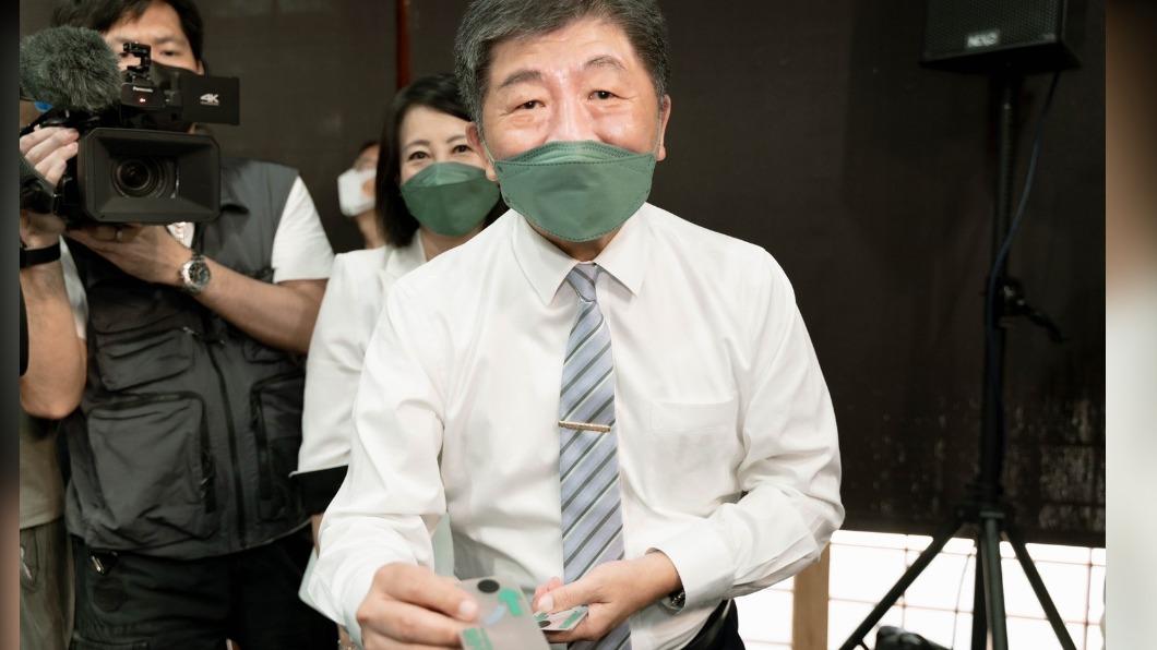 陳時中與在場記者換新設計的環保材質名片。(圖/陳時中辦公室提供)