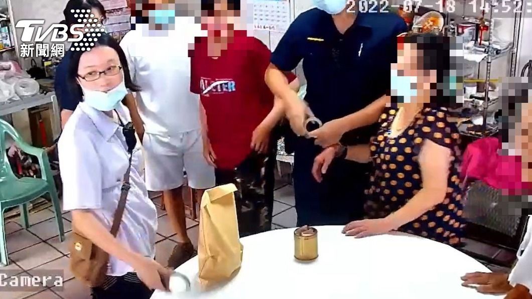 警方將5名聚賭的老人家上銬帶回。(圖/TVBS)