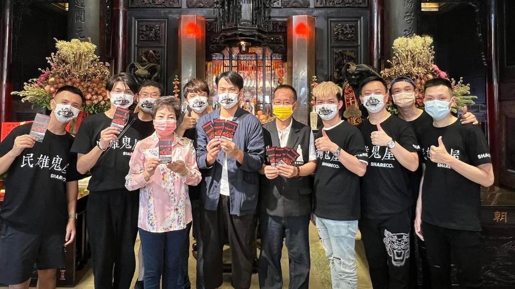 《民雄鬼屋》劇組回北港朝天宮再度上香求票房破億。(圖/采昌、馬棋朵提供)