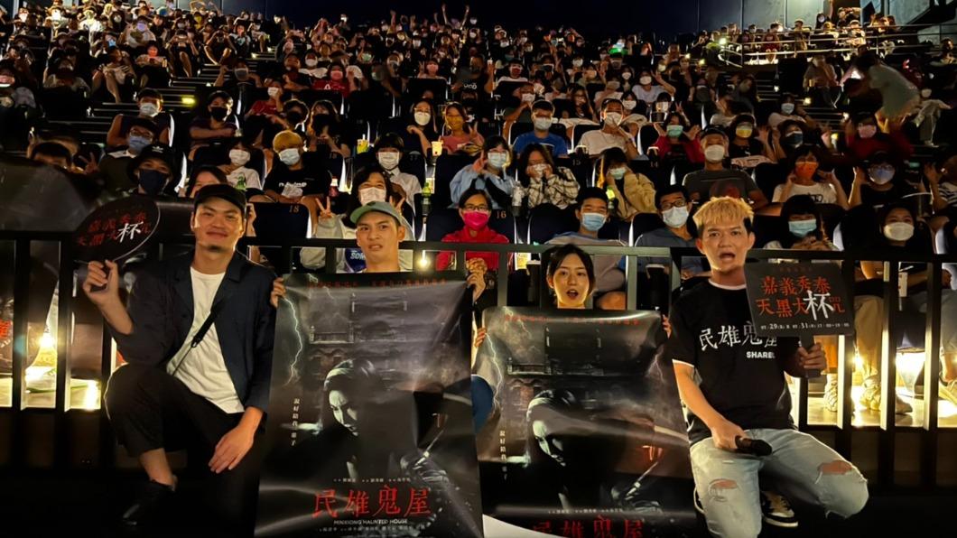 《民雄鬼屋》導演劉邦耀(前排左起)、演員劉韋辰、麥語彤和宥凱在嘉義參與映前活動。(圖/采昌、馬棋朵提供)