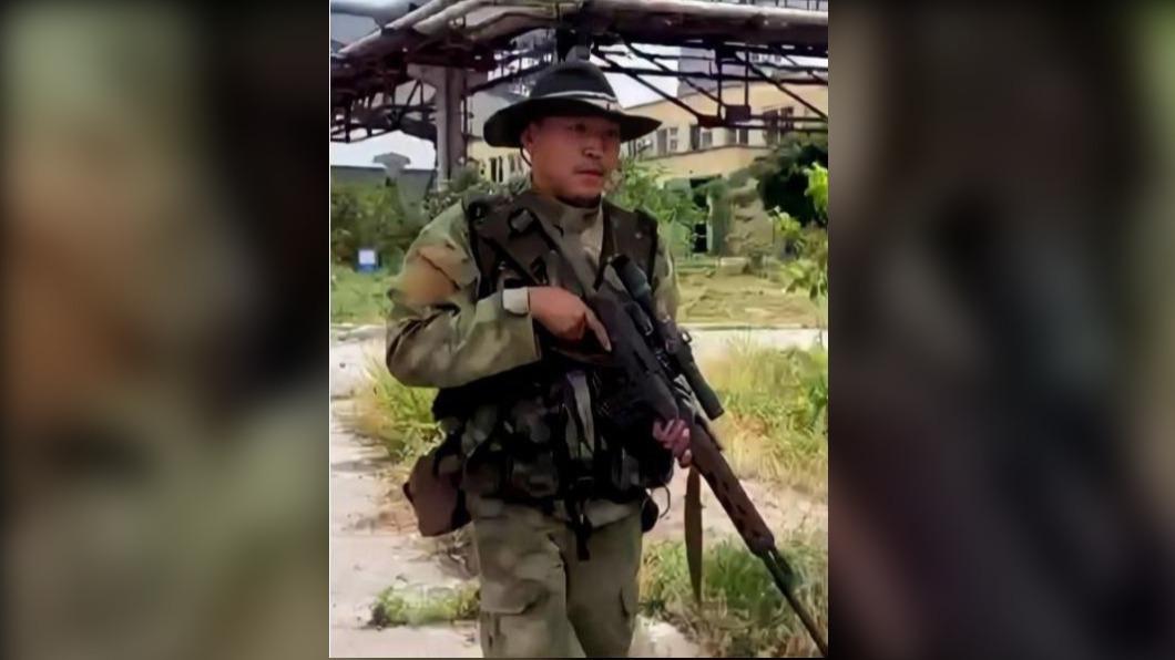 外界相信動手去勢的俄軍,應是親俄的車臣部隊成員。(圖/翻攝自推特)