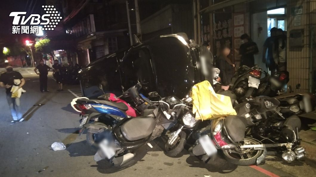 這下賠慘!無照男開車接手機 逆向撞倒17輛機車