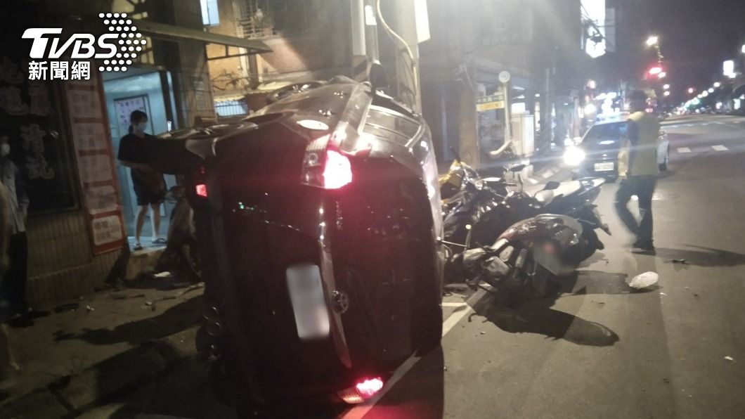 小轎車逆向撞倒路邊17輛機車，最後側翻在路邊。（圖／TVBS）