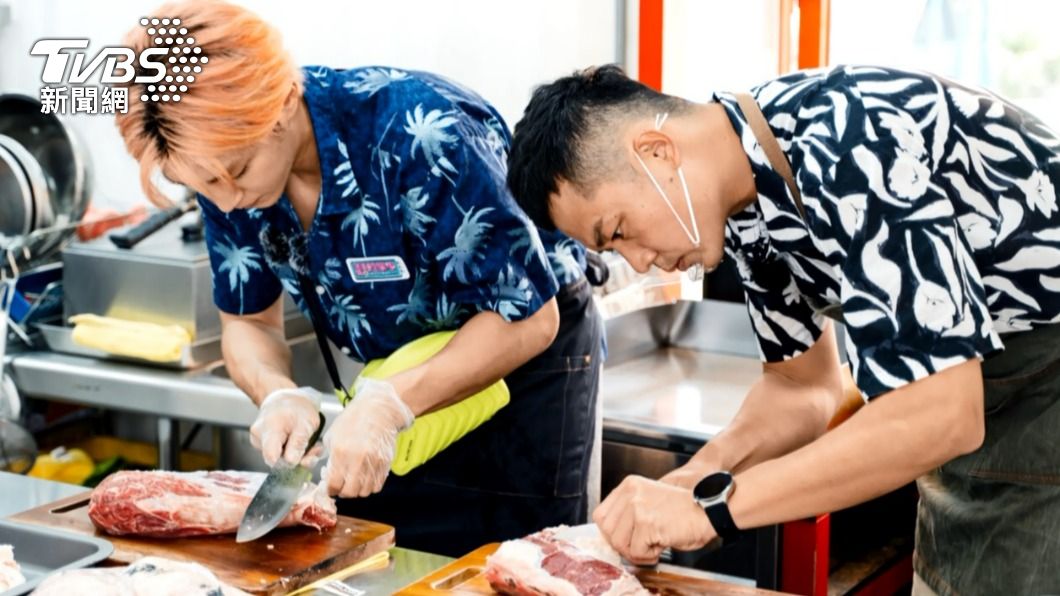 炎亞綸(左)、姚元浩(右)一同處理食材。(圖/TVBS)