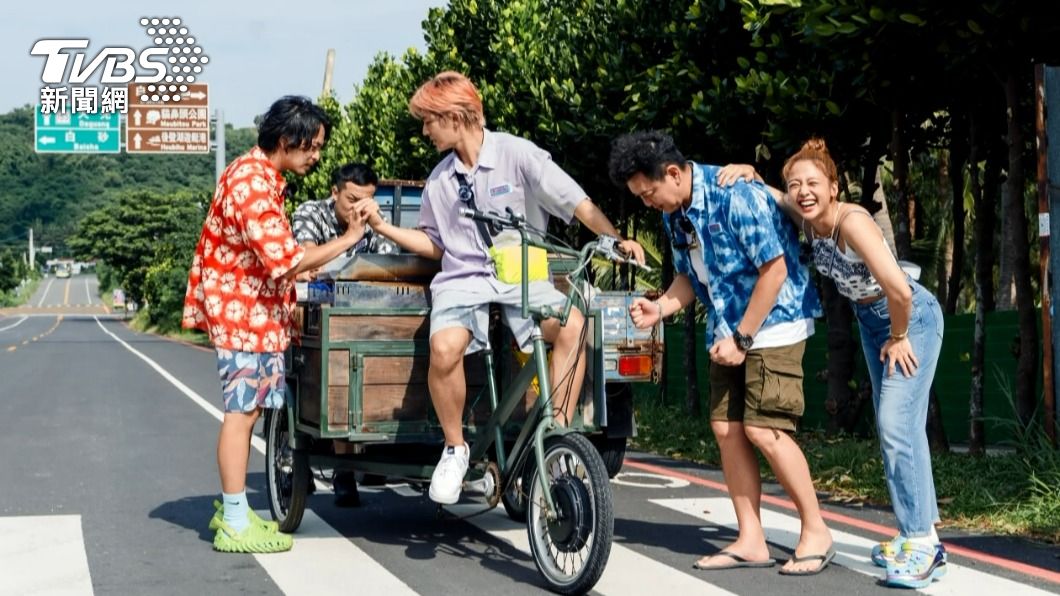 5人合力推動四輪車,將所需食材送到販賣的地點。(圖/TVBS)