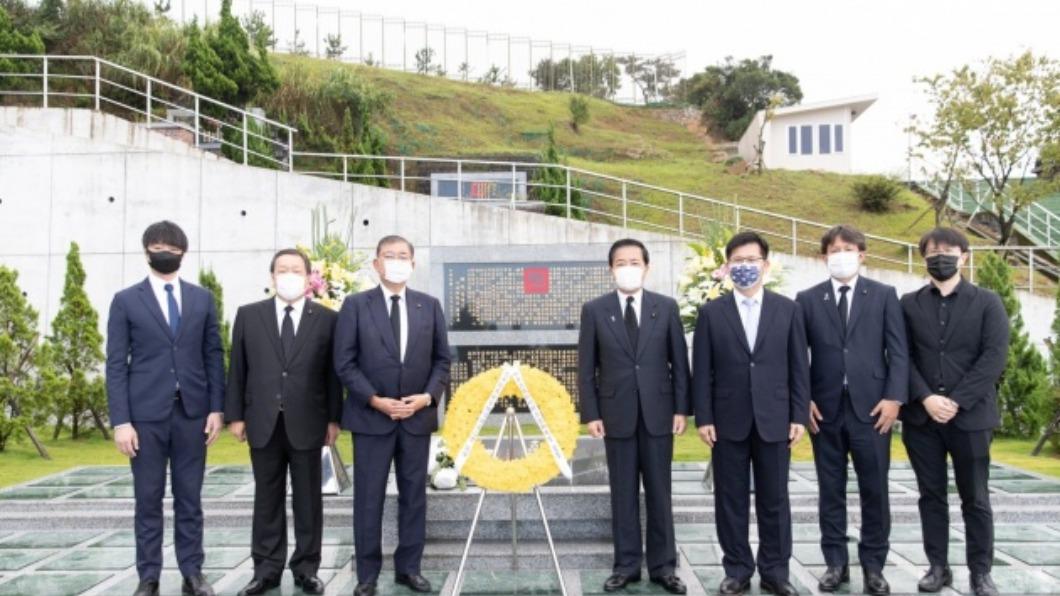 石破茂率跨黨派眾議員前往五指山弔唁前總統李登輝。（圖／李登輝基金會提供）