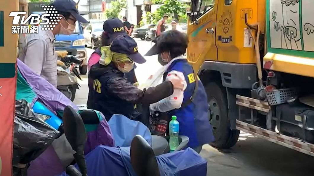 蟑螂竄進清潔人員衣服裡。(圖/TVBS)