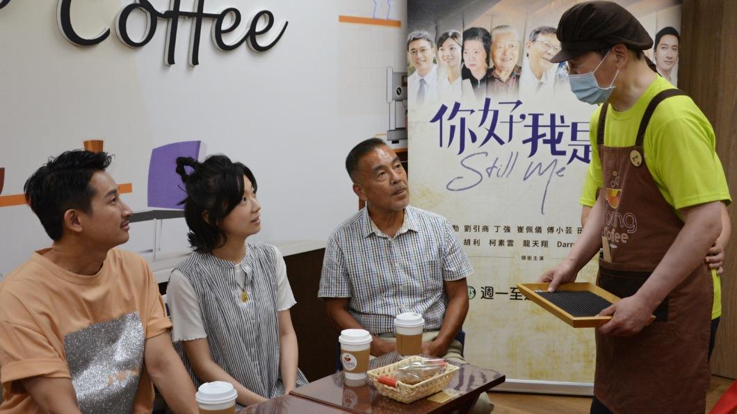 左起邱凱偉、傅小芸、龍天翔關懷失智症朋友。(圖/華視提供)