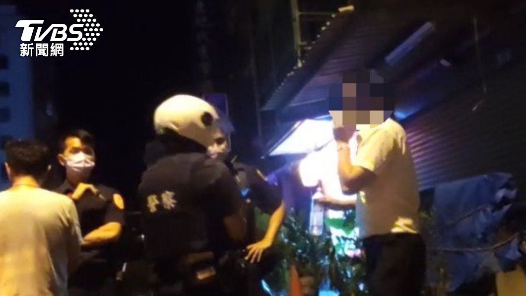 吳男在員警盤查時不斷撥打電話。（圖／TVBS）