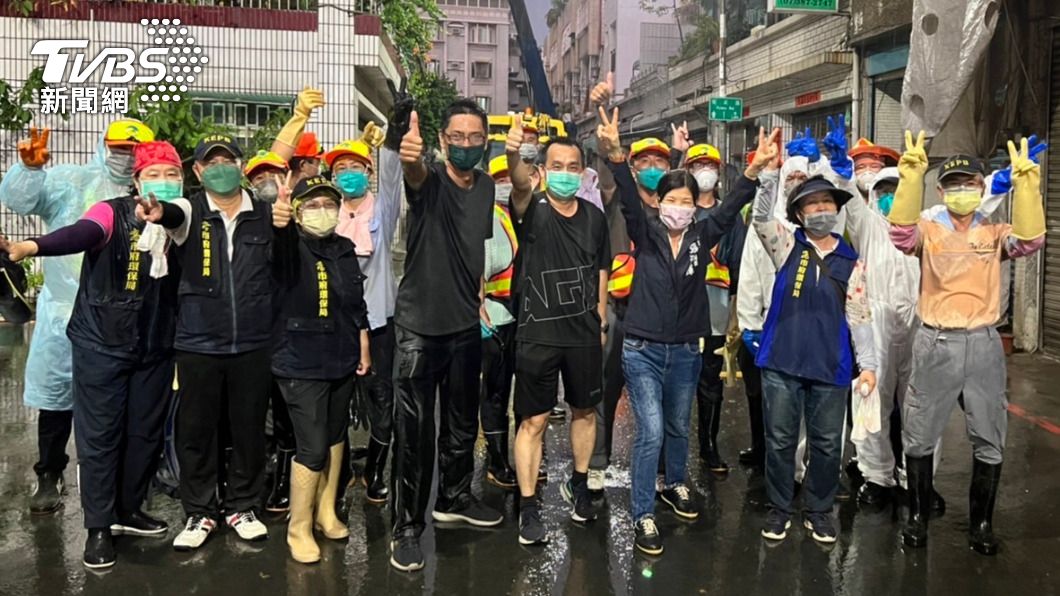 清理作業前後派出逾200名清潔員。(圖/高雄市環保局提供)