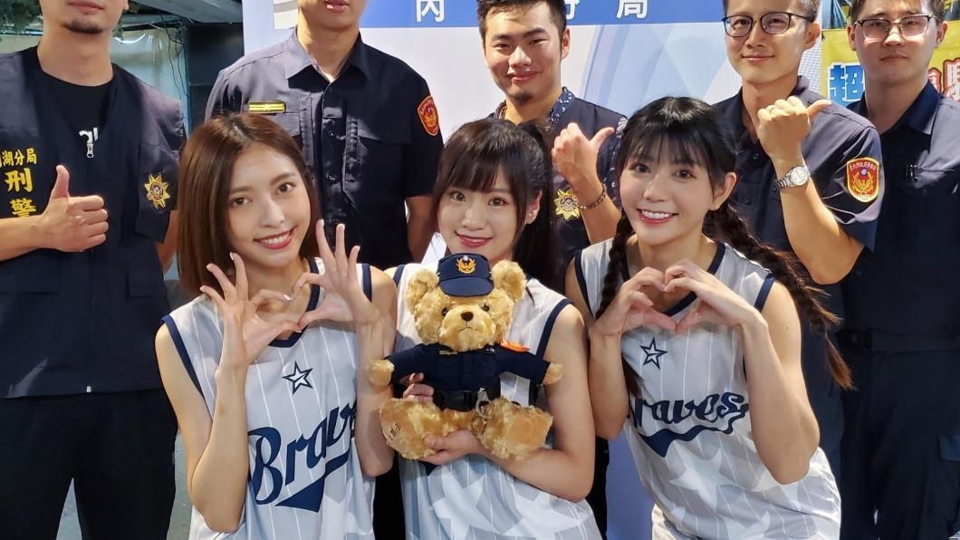 遏止詐騙!警與啦啦隊直播「青春專案(圖/浪LIVE)