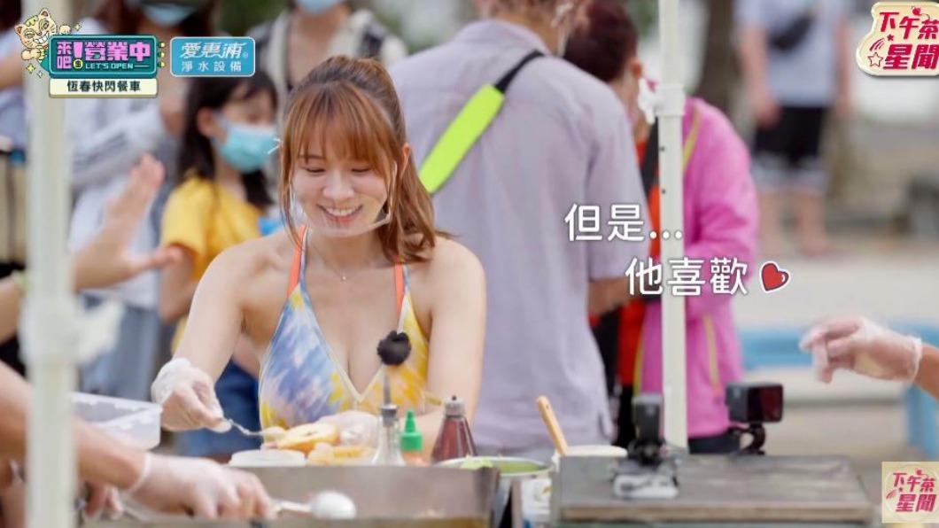 林莎邊做漢堡,邊露出甜笑。(圖/翻攝《來吧!營業中》節目片段)