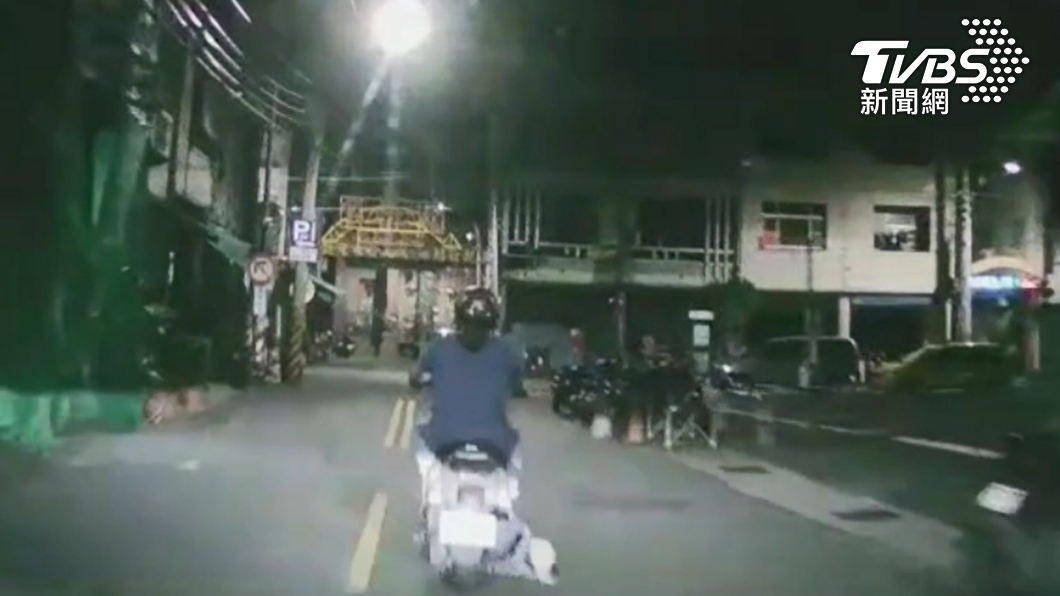 王女腳踏板雜物落地又沒開車燈。（圖／TVBS）
