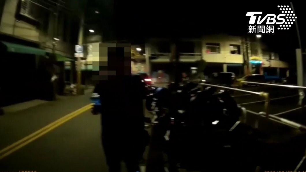王女向警方訴苦。（圖／TVBS）