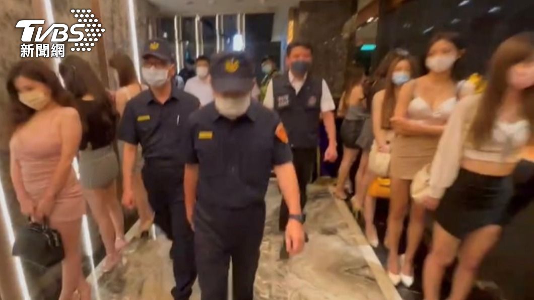拚選前治安!北市警方擴大臨檢酒店 「短裙美腿」排排站