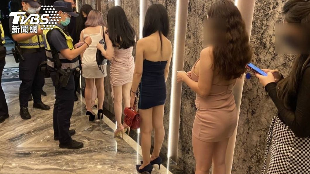 員警一一查驗酒店小姐身分。(圖/TVBS)