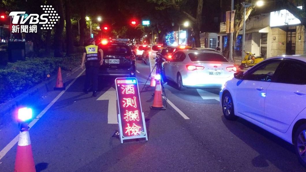 於轄區重點路段進行封閉式路檢。(圖/TVBS)
