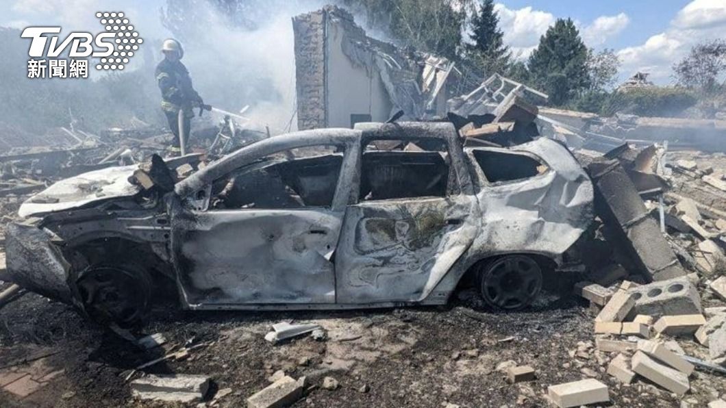 烏國東部的頓巴斯(Donbas)地區遭俄軍猛烈轟炸,汽車也成了廢鐵。(圖/達志影像路透社)