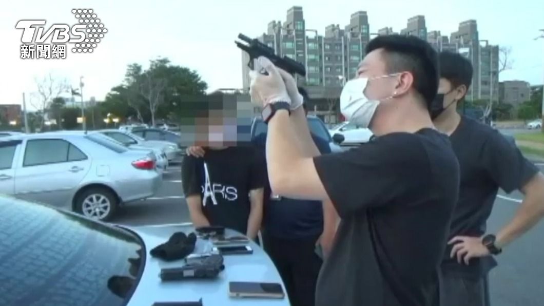 員警檢查槍枝。(圖/TVBS)