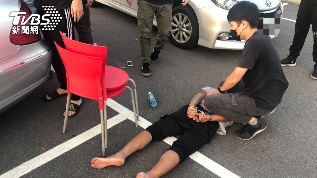 犯嫌遭壓制在地。(圖/TVBS)