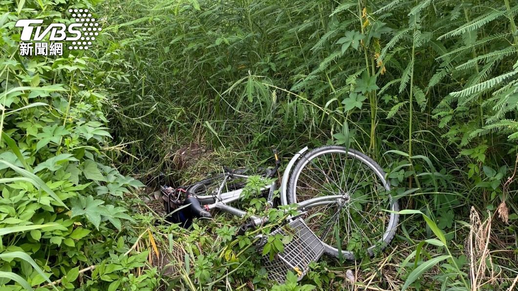 初步研判,老翁疑似是身體不適騎車摔落草叢後身亡。(圖/TVBS)