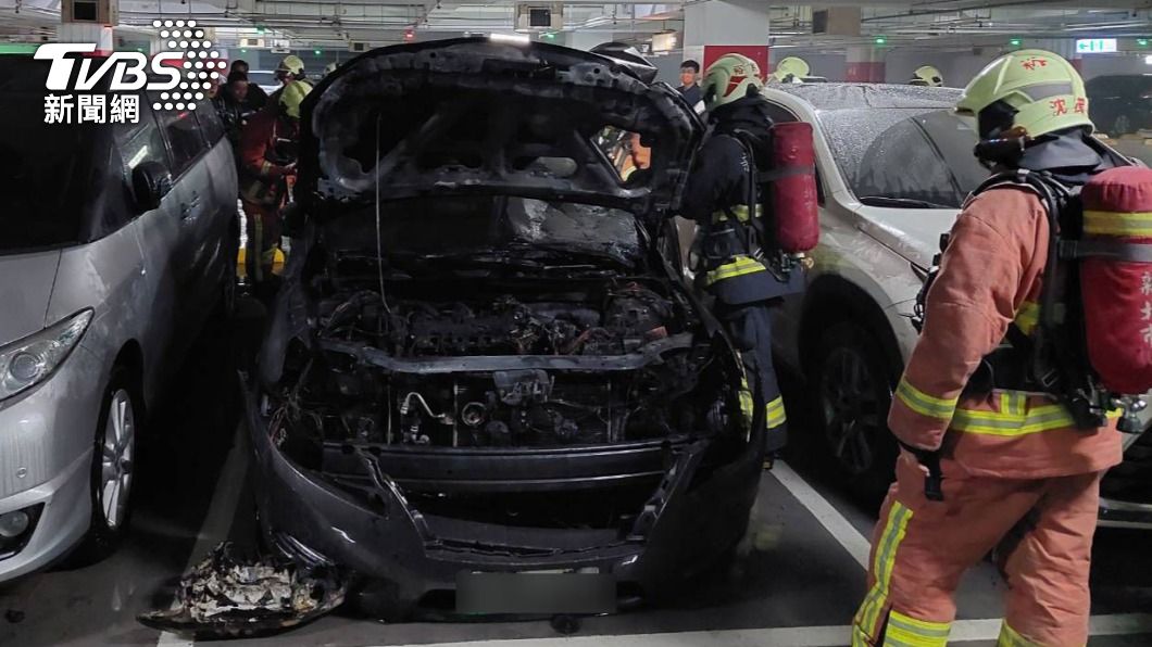 「焦」車了!賣場地下室火燒車煙霧瀰漫 女駕駛購物完傻了