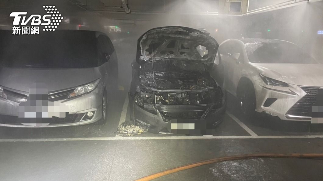 女駕駛停車後上樓購物,沒多久就起火燃燒。(圖/TVBS)