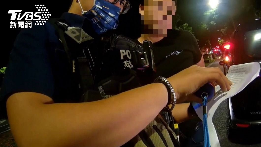 員警向男子說明法條。(圖/TVBS)