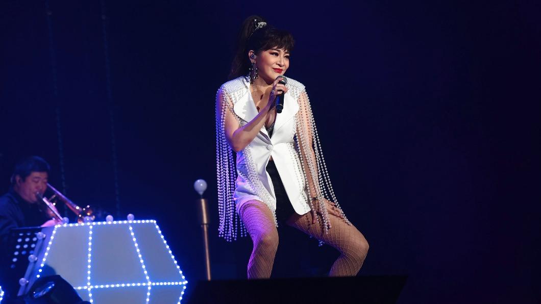 王彩樺開唱現場換衣服!脫到剩比基尼 下半身失蹤炸豐滿