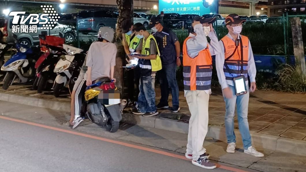 海山警除了擴大臨檢外,還有查改裝車勤務。(圖/TVBS)