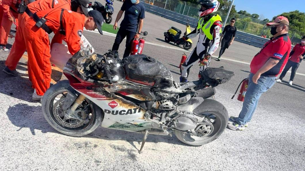 燒毀的杜卡迪疑似是Ducati 1299 Panigale R Final Edition。(圖/翻攝自網路)